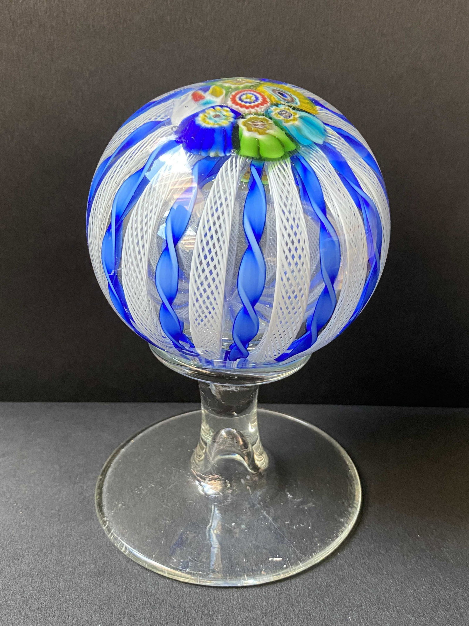 Boule presse papier sur pied en verre à décor millefiori, et inclusions de verre: Boule presse papier sur pied en verre à décor millefiori, et inclusions de verre torsadé et filigrané 15 x 10 cm