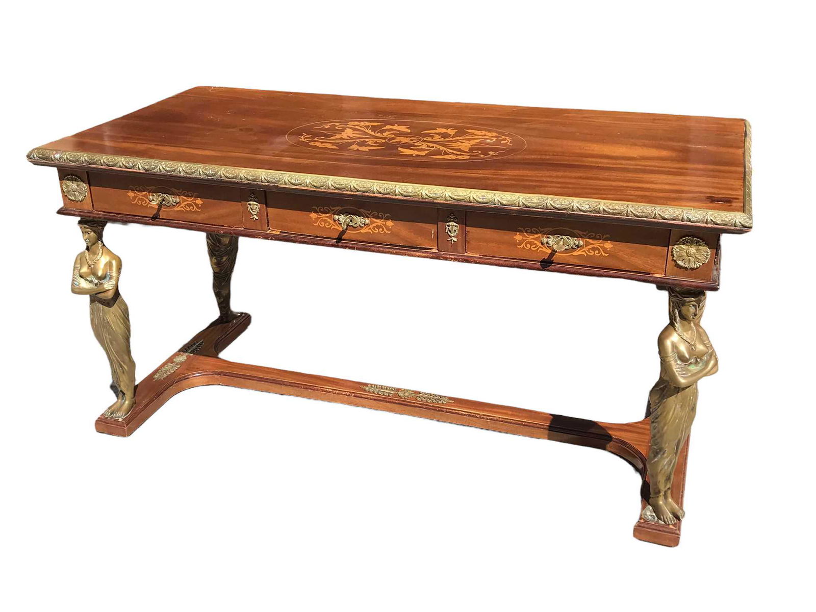 Ensemble de bureau en bois de placage avec bureau plat et chaises gondole à décor de: Ensemble de bureau en bois de placage avec bureau plat et chaises gondole à décor de caryatides en bronze Style Empire, vers 1920 Bureau : 81 x 161 x 76 cm