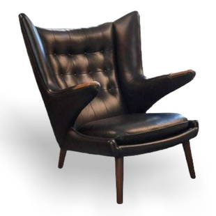 Hans J. WEGNER (1914-2007) pour AP Stolen Fauteuil modèle AP19 dit « Papa: Hans J. WEGNER (1914-2007) pour AP StolenFauteuil modèle AP19 dit « Papa Bear » garni de cuir noir, pieds et accotoirs en teck, vers 195070 x 91 x 98 cm*Vendu sur dé