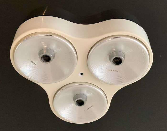 Fabio LENCI & Harvey GUZZINI (XX) - pour Harveluce Plafonnier ou applique modèle 5032 - Vers: Fabio LENCI & Harvey GUZZINI (XX) - pour HarvelucePlafonnier ou applique modèle 5032 - Vers 1970Sur la structure entièrement en matière plastique beige se trouvent 3 lumièr