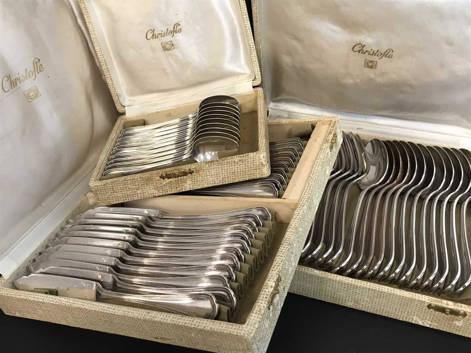 CHRISTOFLE - Partie de ménagère modèle "filet contour": CHRISTOFLEPartie de ménagère en métal argenté modèle filet contour comprenant 56 pièces dont 10 petites cuillères, 12 couteaux à poisson, 10 fourchettes à