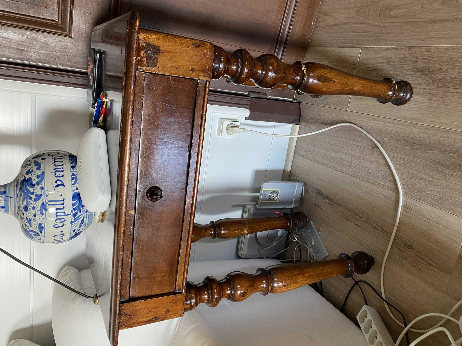 Table d'appoint en bois: Petite table d’appoint en bois naturel ouvrant par un tiroir en ceinture reposant sur des pieds tournésXIXe siècle73 x 60 x 40 cm