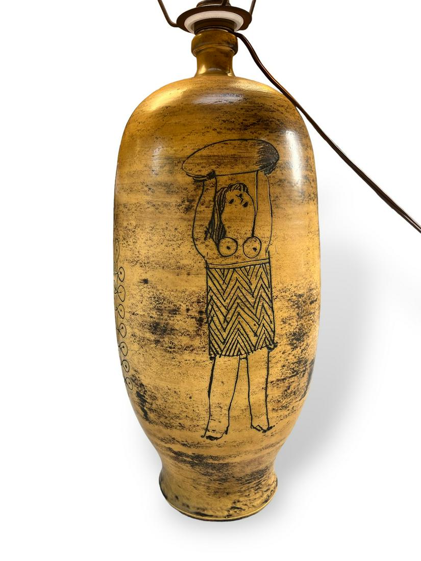 BLIN - PIED DE LAMPE EN FAÏENCE: Jacques BLIN (1920-1995) Pied de lampe en faïence émaillée brun jaune à décor scarifié de porteuses d'amphores Signé dessous H : 39 cm (avec la douille) H avec abat-