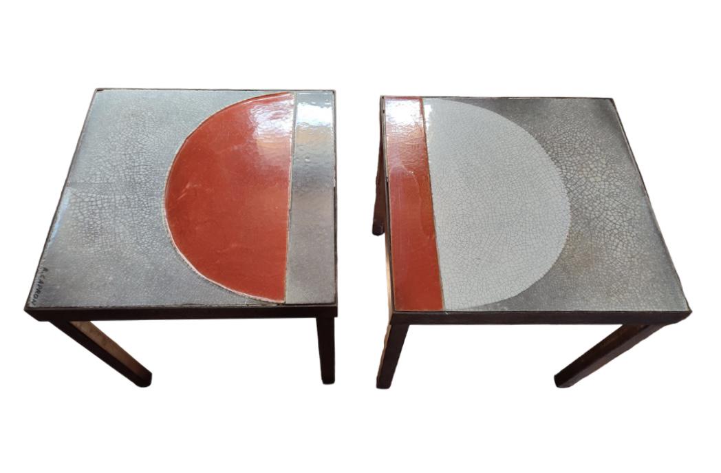 CAPRON - 2 BOUTS DE CANAPÉ: Roger CAPRON (1922-2006) Paire de bouts de canapé en céramique émaillée à décor de demie sphères stylisées dans des tons rouges et gris clair - Vers 1960 30x30x