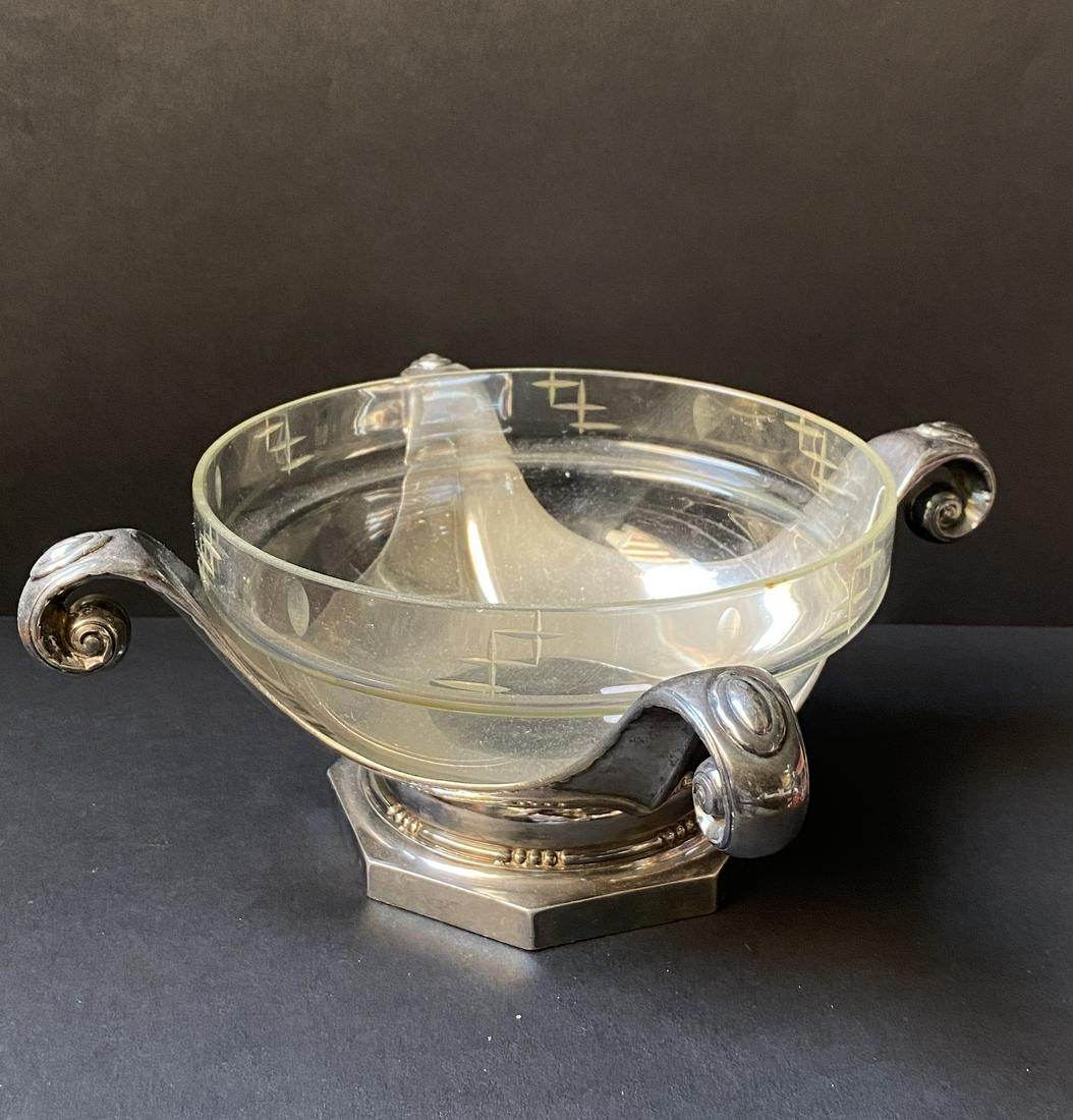 SÜE & MARE - COUPE EN MÉTAL ARGENTÉ: Louis Süe et André Mare pour GALLIA -CHRISTOFLE Coupe en métal argenté à quatre branches en enroulement et doublure en verre Vers 1925-1930 12,5 x 30 cm