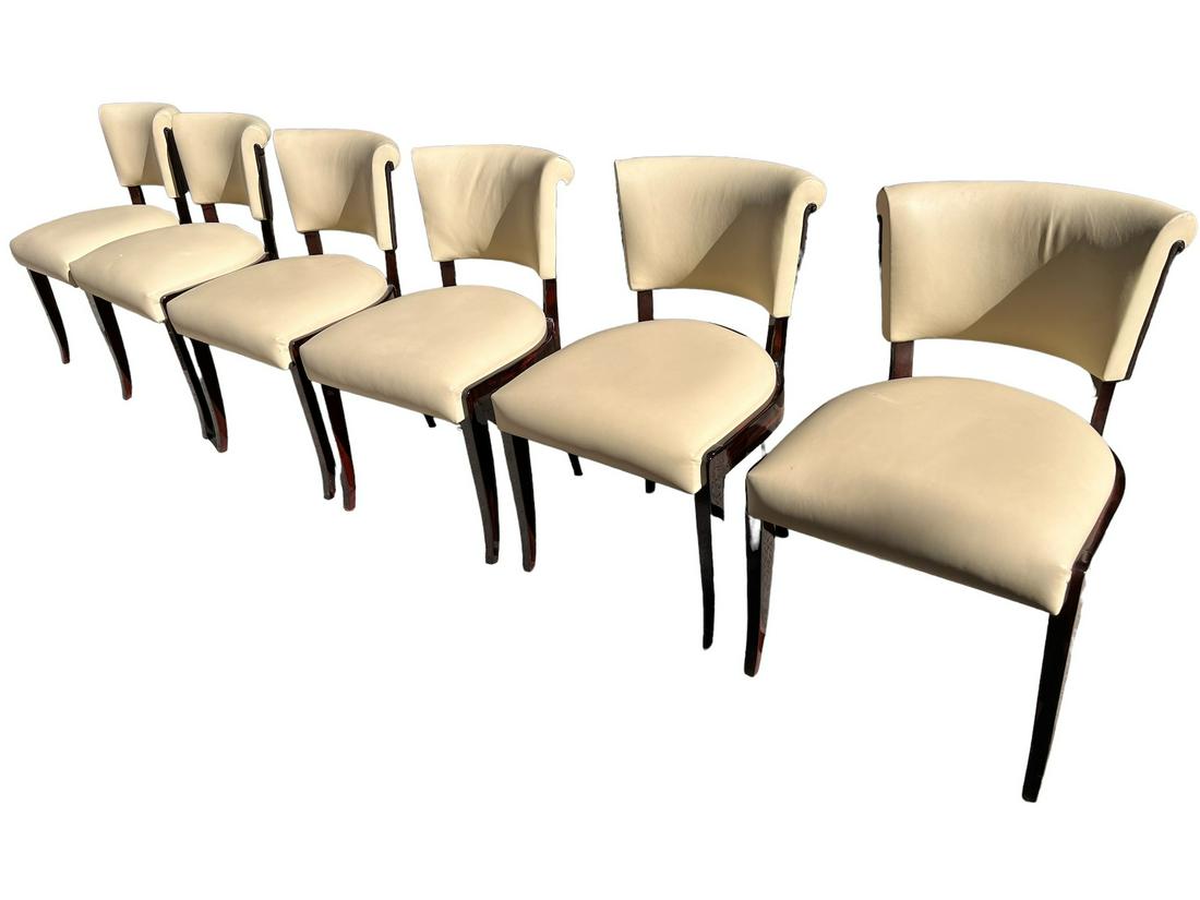 TRAVAIL DES ANNÉES 1940, STYLE ART DÉCO - 6 CHAISES EN PLACAGE D'ÉBÈNE: Travail des années 1940 de style ART DECO Suite de 6 chaises en placage d'ébène de Macassar et garnitures de cuir beige