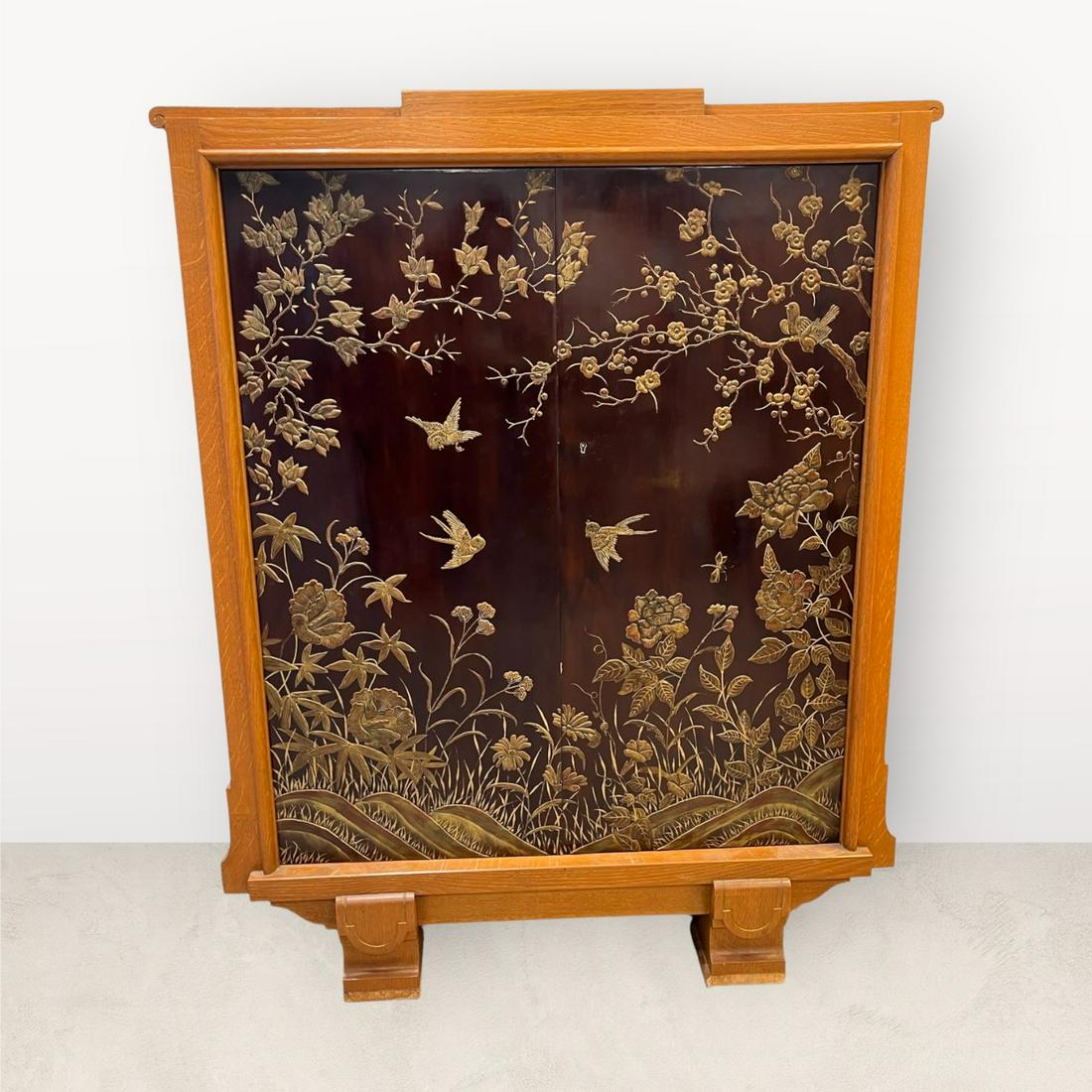 KRASS - MEUBLE PORTES CHINOISES: Christian KRASS (1868-1957) Meuble à hauteur d'appui en bois de placage et portes chinoises. Estampillé "Christian Krass Lyon" sur l'arrière 135 x 106 x 38 cm