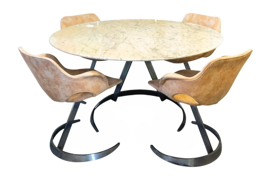 TABACOFF - ENSEMBLE TABLE ET 4 CHAISES: Boris TABACOFF (c.1927-1985) Ensemble comprenant une table à plateau en marbre et quatre chaises gainées de croute de cuir Table : 71 x 130 cm Chaises : 74 x 63 x 50 cm