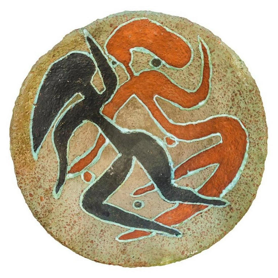 ACCOLAY - COUPE EN ARGILE: ACCOLAY - Vers 1950 Coupe en argile crapaudine glacée et émaillée figurant deux personnages stylisés 37 x 13 cm * Vendu sur désignation