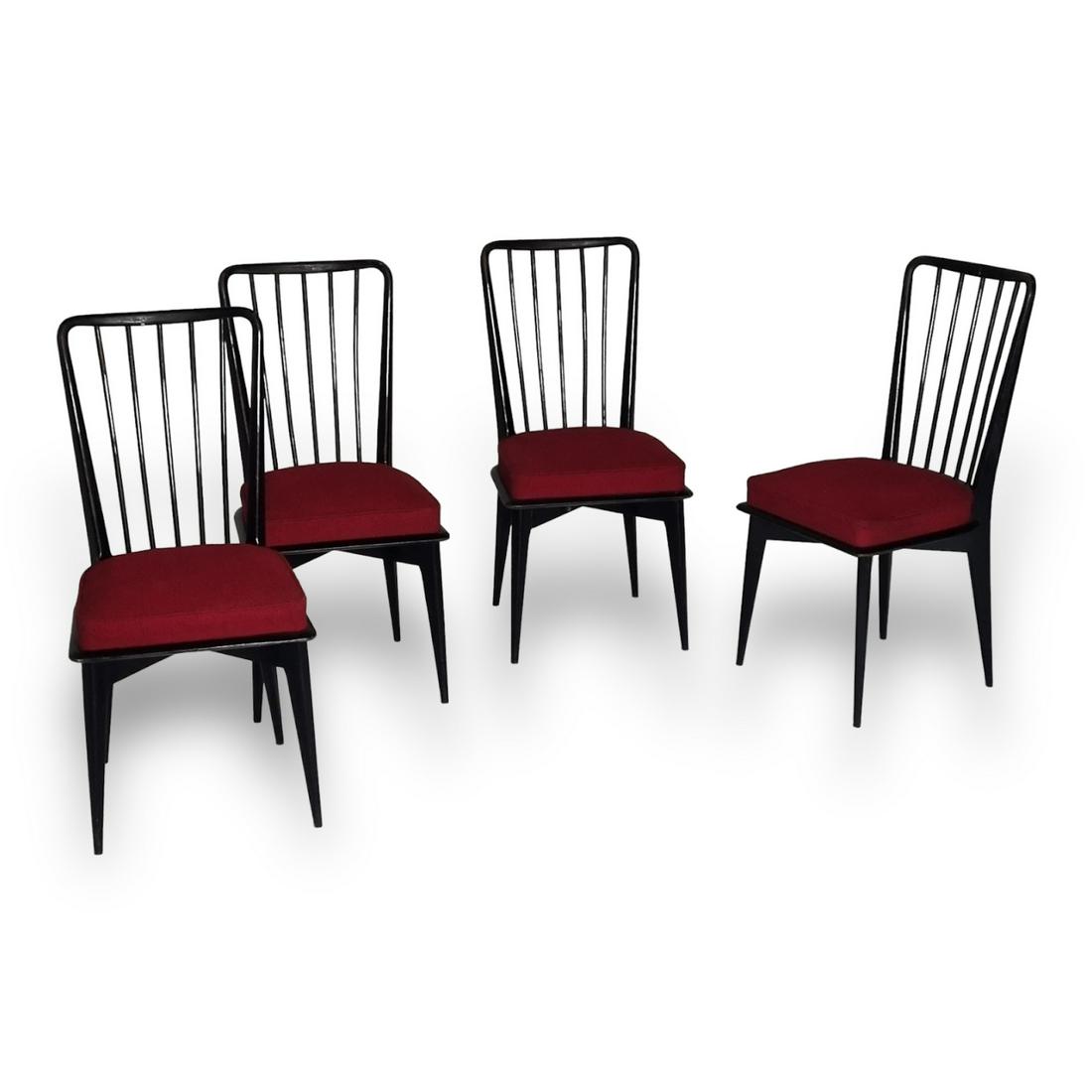 TRAVAIL FRANÇAIS DES ANNÉES 1950 - 4 CHAISES EN BOIS LAQUÉ: Travail FRANCAIS des années 1950 Suite de quatre chaises en bois laqué noir et drap de laine rouge. 90 x 44 x 44 cm * Vendu sur désignation