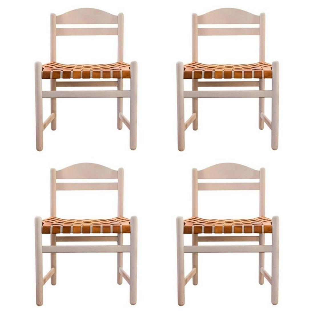 SCARPA, DANS LE GOÛT DE - 4 CHAISES BOIS ET CUIR: Carlo SCARPA (1906-1978), dans le goût de Suite de quatre chaises en bois laqué blanc et assises en cuir tressé - Vers 1970 39 x 52 x 77 cm * Vendu sur désignation