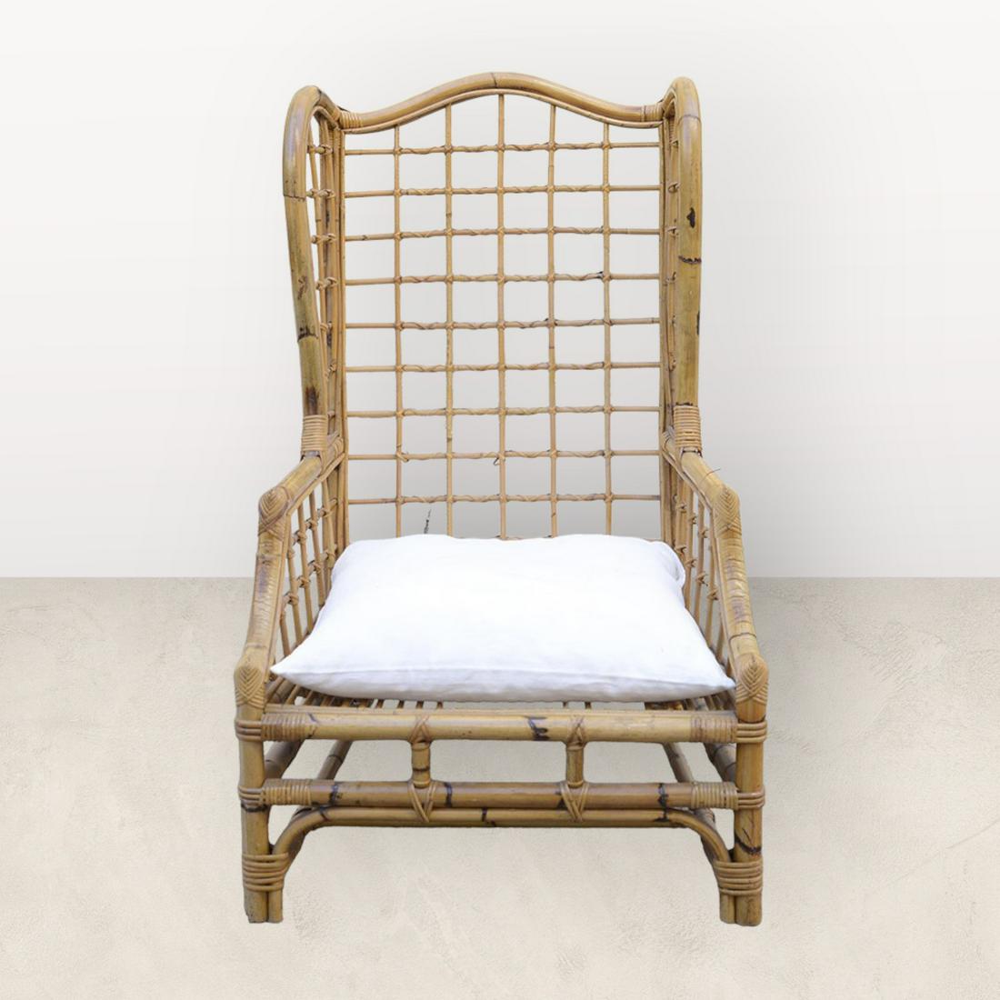 CRESPI, DANS LE GOÛT DE - FAUTEUIL BERGÈRE EN ROTIN: CRESPI, dans le gout de Fauteuil bergère en rotin, coussin d'assise en tissu blanc 65 x 70 x 116 cm * Vendu sur désignation