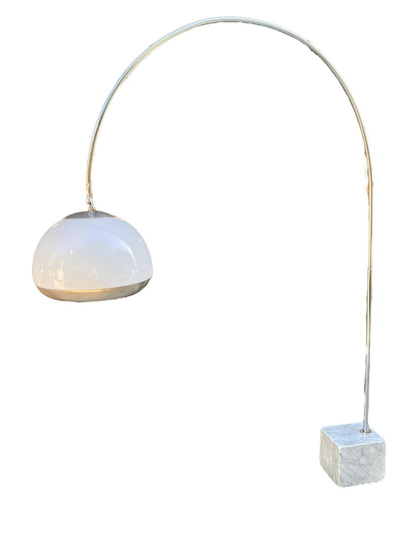 GUZZINI - LAMPADAIRE "ARCO": Harvey GUZZINI (XX) Lampadaire modèle Arco en métal chromé, marbre et perspex Vers 1970 221 x 164 x 36 cm (état vintage)