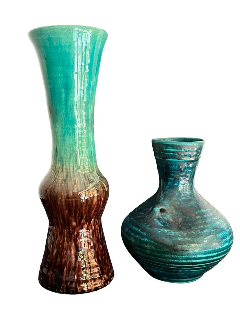 ACCOLAY - 2 VASES EN FAÏENCE: ACCOLAY Ensemble de deux vases en faïence, l'un à glaçure bleu et brune et l'autre à glaçure bleu Signés dessous H : 39 et 23 cm