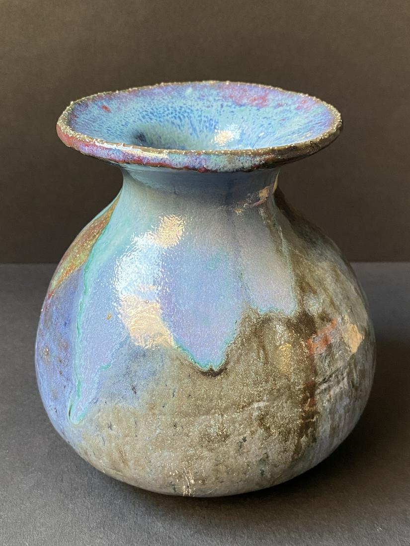 CARLIN - VASE EN TERRE CHAMOTTÉE: Michel CARLIN (1935) Vase en terre chamottée à glaçure bleutée H : 13 cm