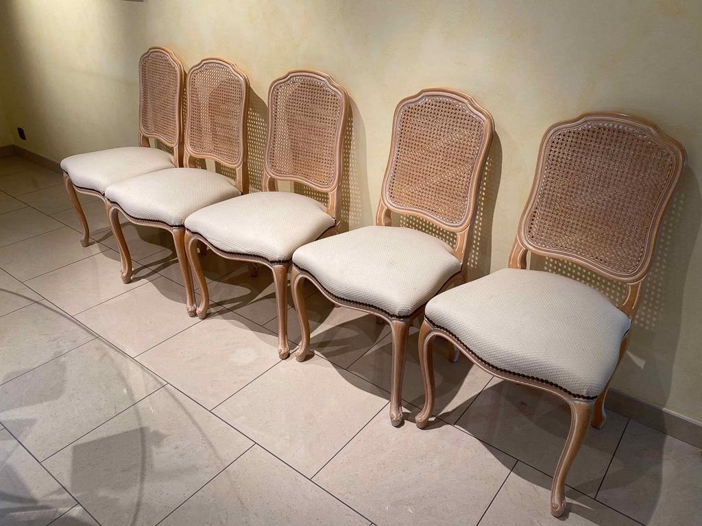 6 CHAISES EN BOIS STYLE LOUIS XV: SÃ©rie de six chaises en bois moulurÃ© et cÃ©rusÃ©, dossiers cannÃ©s, de style Louis XV