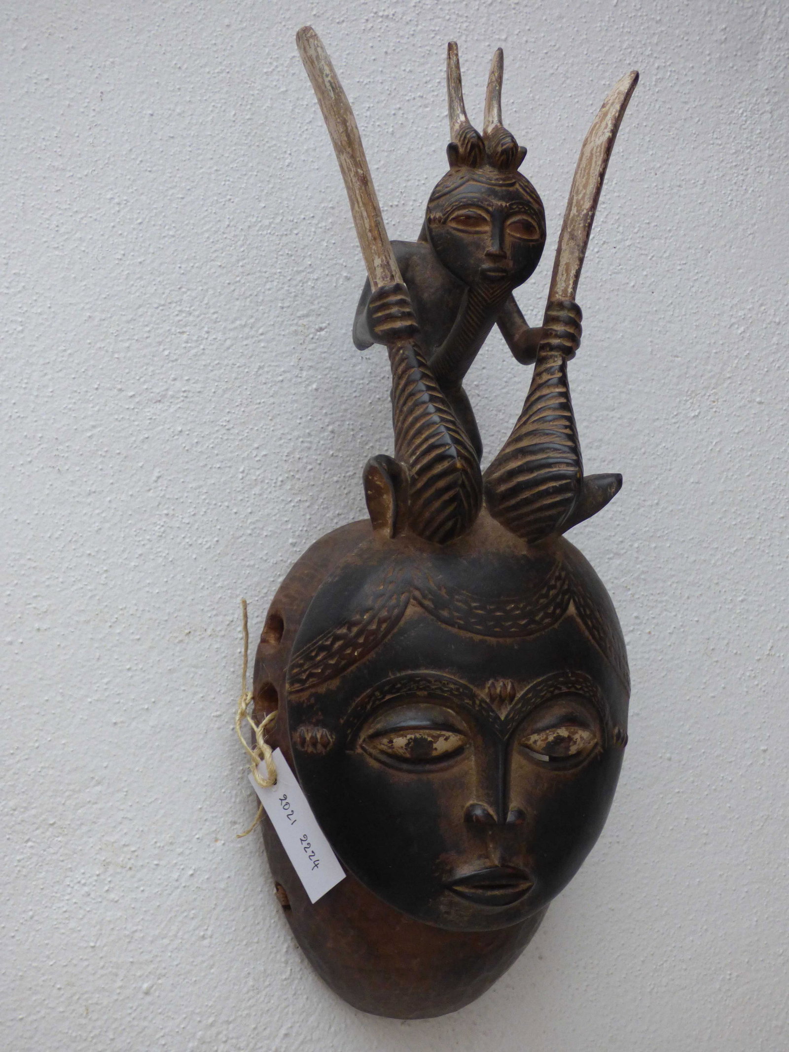 Masque de style Baoulé Côte d'Ivoire Bois, pigments H : 54 cm Masque anthropozoomorphe,: Masque de style Baoulé Côte d'Ivoire Bois, pigments H : 54 cm Masque anthropozoomorphe, aux traits naturalistes : yeux en amande aux pupilles noires, nez aux narines ourlées, chélo