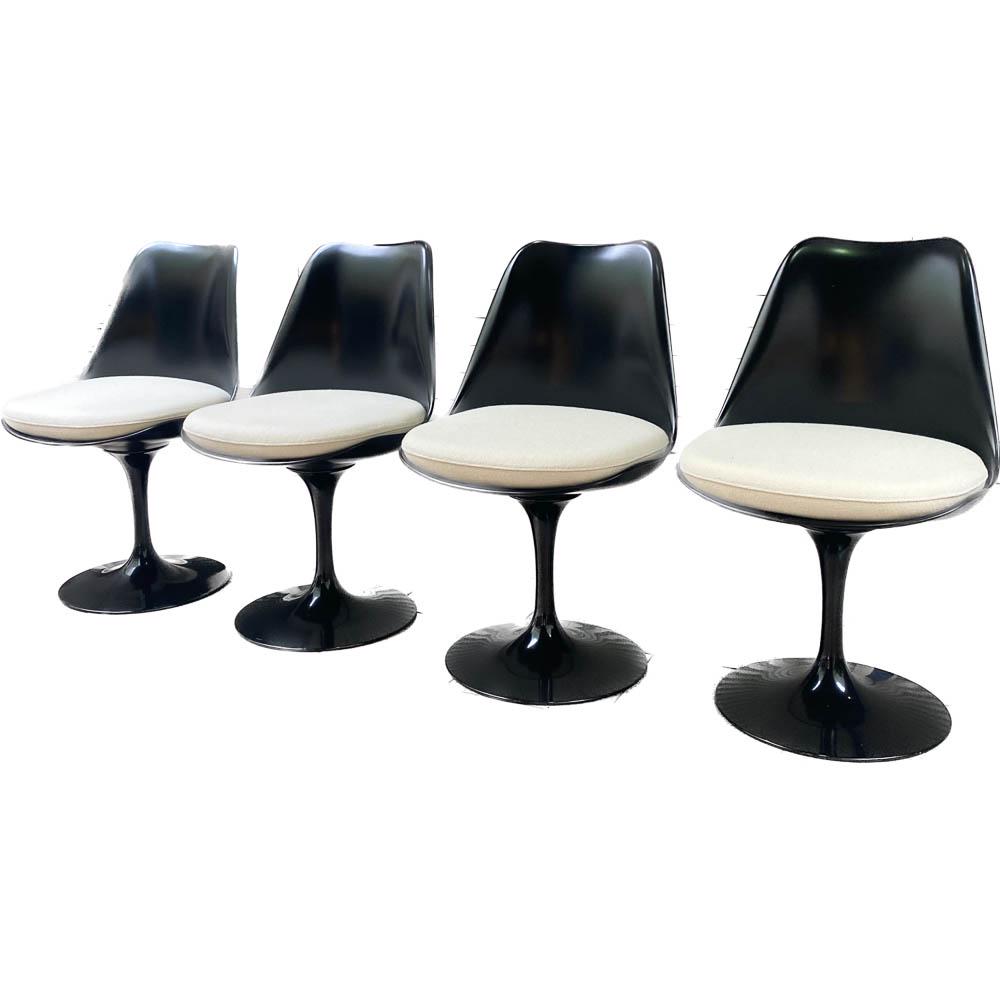 SAARINEN - 4 CHAISES TULIPE: Eero SAARINEN (1910-1961) - Edition KNOLL INTERNATIONALSuite de quatre chaises Tulipe noir et coussins crÃ¨me amovibles - RotativesSignÃ© sous le pied80 x 40 x 51 cm*Vendu sur dÃ©signation