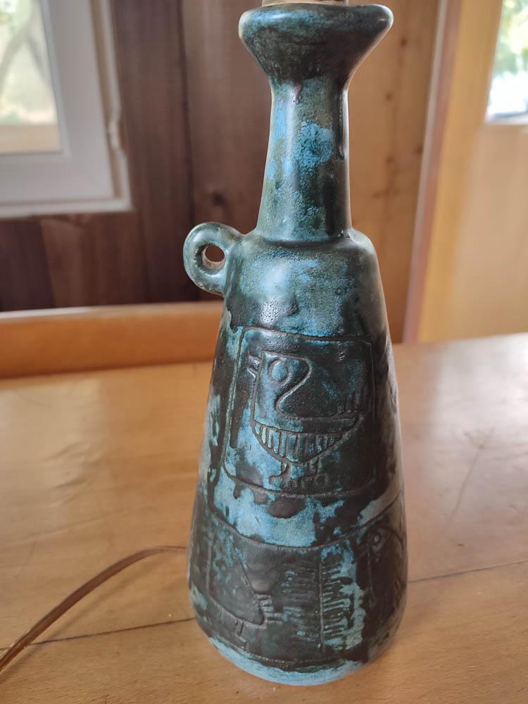 BLIN - PIED DE LAMPE EN CÃ‰RAMIQUE: Jacques BLIN, vers 1955Pied de lampe en cÃ©ramique bleu et vert Ã dÃ©cor incisÃ© d'oiseaux stylisÃ©s. Hauteur : 41 cm*Vendu sur dÃ©signation