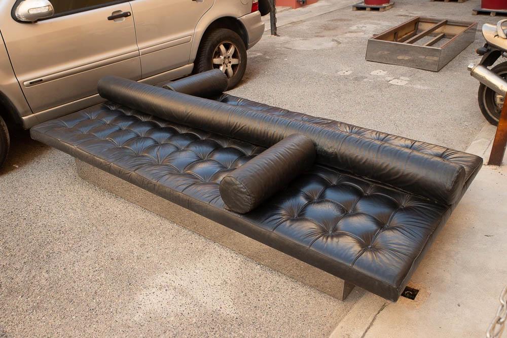 CHARPENTIER & FOLIE - BANQUETTE EN CUIR ET MÃ‰TAL: Jacques CHARPENTIER & Pierre FOLIE (XX)Banquette en cuir noir capitonnÃ© et mÃ©tal 280 x 140 x 40 cm (quelques usures)* Vendu sur dÃ©signation