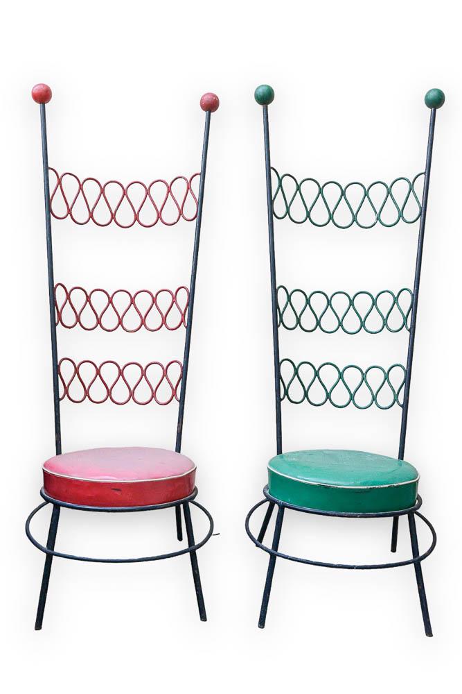 2 CHAISES EN FER LAQUÃ‰: Paire de grandes chaises en fer laquÃ© noir et partiellement laquÃ© rouge et vert. Assises garnies de skaÃ¯. AnnÃ©es 1950.142 x 58 x 65 cm *Vendu sur dÃ©signation