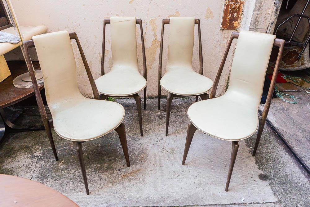 4 CHAISES Ã€ STRUCTURE EN BOIS: Suite de quatre chaises Ã structure en bois et garniture de cuir beige.AnnÃ©es 195044 x 48 x 91 cm *Vendu sur dÃ©signation