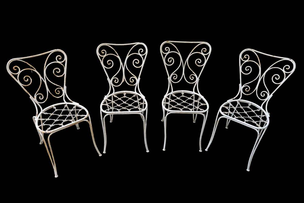 4 CHAISES EN FER FORGÃ‰ LAQUÃ‰: Suite de quatre chaises en fer forgÃ© laquÃ© blanc41 x 85 x 44 cm *Vendu sur dÃ©signation