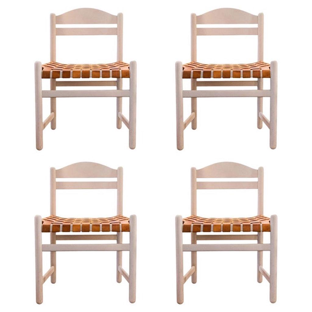 SCARPA, DANS LE GOÃ›T DE - 4 CHAISES BOIS ET CUIR: Carlo SCARPA (1906-1978), dans le goÃ»t de Suite de quatre chaises en bois laquÃ© blanc et assises en cuir tressÃ© - Vers 197039 x 52 x 77 cm * Vendu sur dÃ©signation