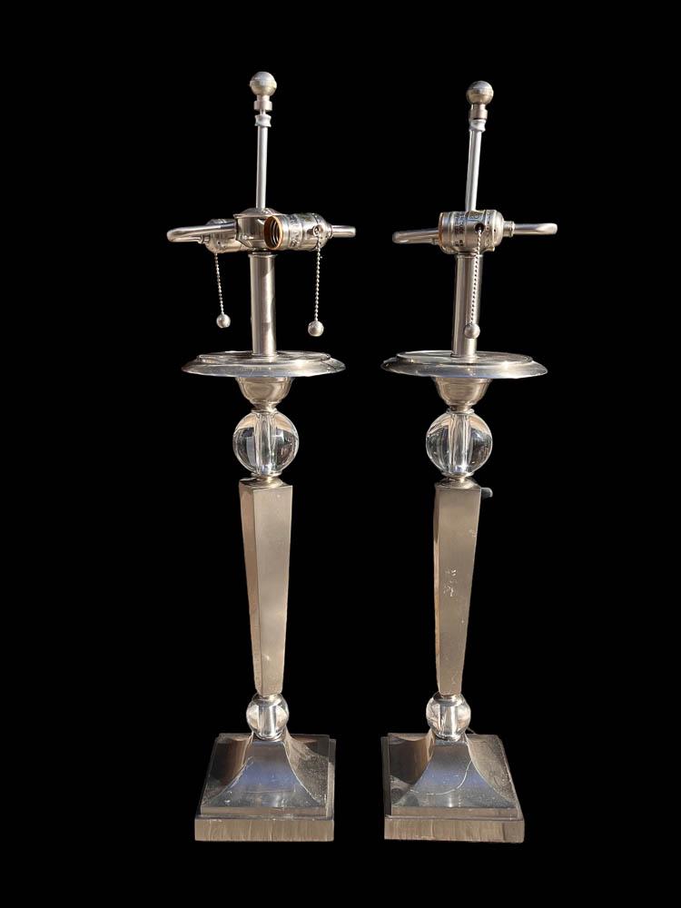 COOPER - 2 LAMPES INSPIRATION HOLLYWOOD REGENCY: Frederick COOPER (XX)Paire de lampes d'inspiration Hollywood Regency en mÃ©tal chromÃ© et boules de verreH : 79 cm