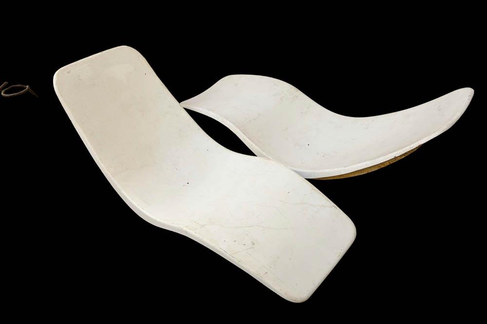 ZUBLENA - 2 TRANSATS EN FIBRE DE VERRE: Charles ZUBLENA (1910-1979)Paire de transats en fibre de verre et polyester blanc.AnnÃ©es 1960158 x 66 cm (Ã©tat d'usage)*Vendu sur dÃ©signation