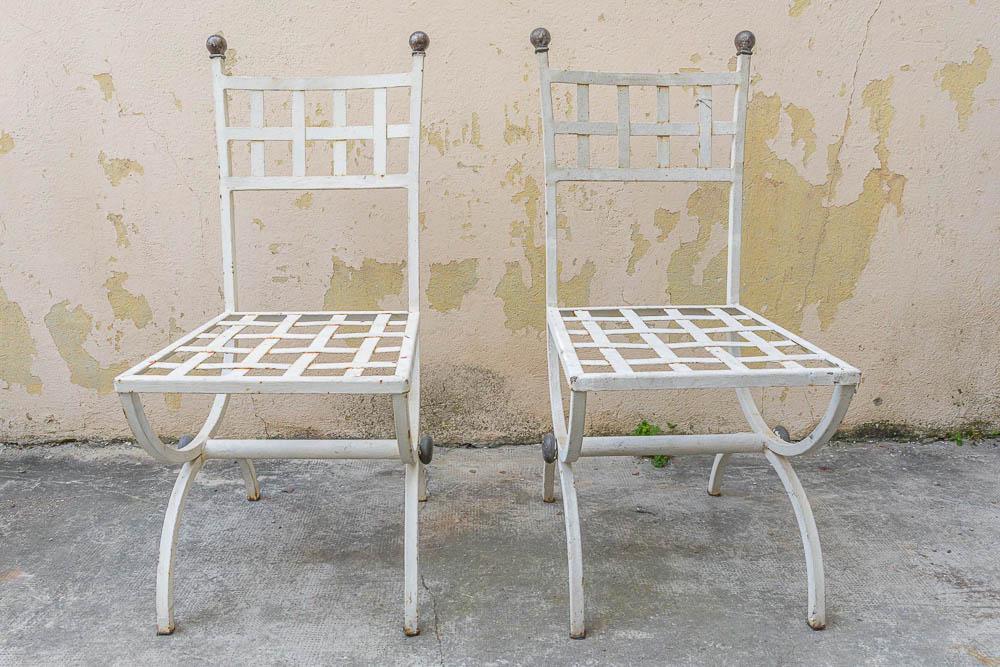 2 CHAISES ET FAUTEUILS EN FER FORGÃ‰: Paire de chaises et de fauteuils en fer forgÃ© laquÃ© blanc42 x 49 x 95 cm *Vendu sur dÃ©signation