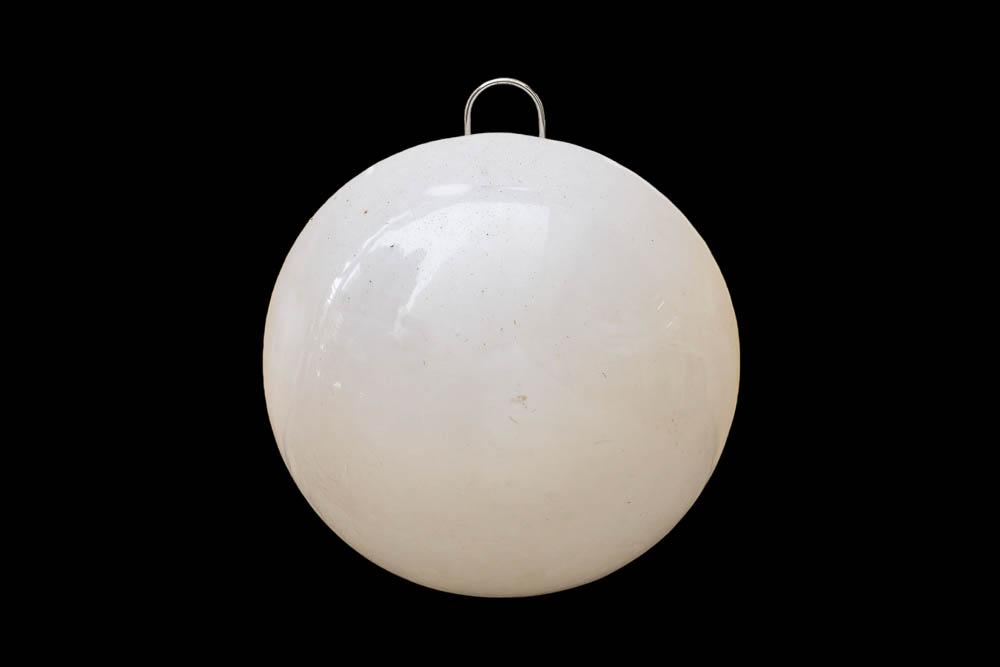 GUZZINI - APPLIQUE RONDE EN VERRE OPALIN: Harvey GUZZINI (XX) - Vers 1970Applique ronde en verre opalin blancD : 82 cm*Vendu sur dÃ©signation