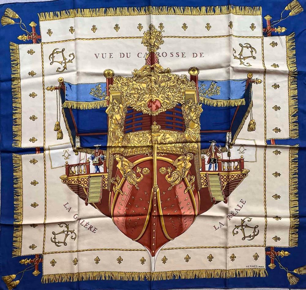 HERMES - CARRÃ‰ EN SOIE "VUE DU CARROSSE DE LA GALÃˆRE": HERMESCarrÃ© en soie imprimÃ©e titrÃ© "Vue du carrosse de la galÃ¨re"88 x 88 cm (tÃ¢ches et dÃ©colorations)