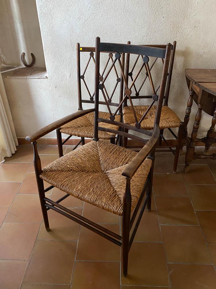 2 CHAISES ET UN FAUTEUIL EN BOIS NATUREL: Ensemble de deux chaises et un fauteuil en bois naturel Ã assises paillÃ©es et dossiers en croisillons. XIXe siÃ¨cle.