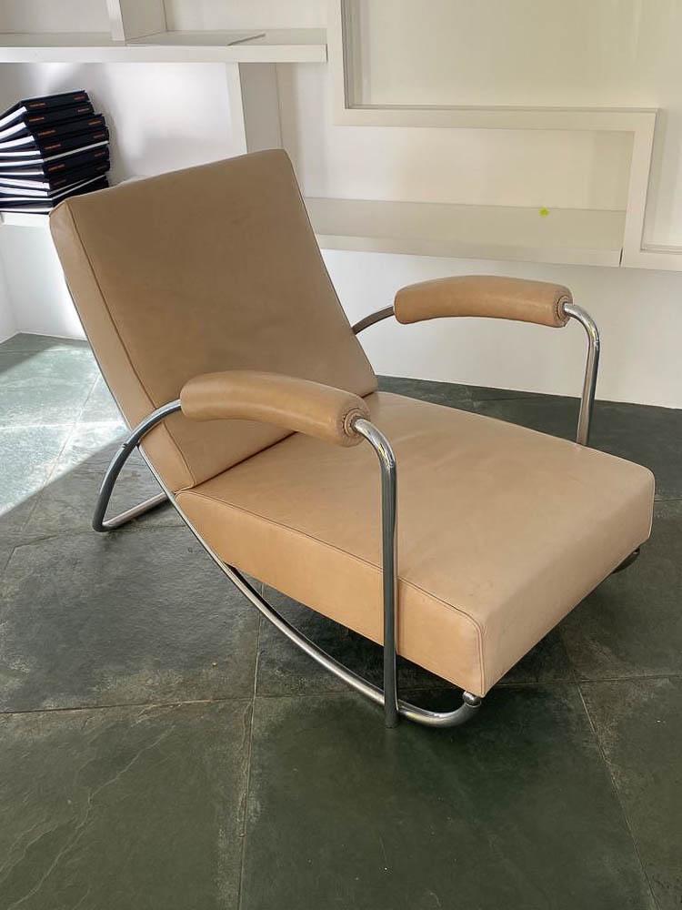 BEWE & THONET - FAUTEUIL MODÈLE "B254": BEWE (Bruno Weil, dit) & THONET (éditeur)Fauteuil moderniste modèle B254 en métal tubulaire chromé et tissu crème.Années 193084 x 120 x 71 cmProvenance : Villa Chantarell