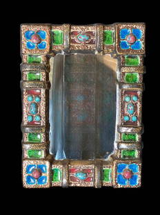 GUERIN - MIROIR EN CÉRAMIQUE: Jules GUERIN (1919-1999) à Bouffioulx (Belgique)Miroir en céramique à émail doré et cabochons polychromes en émaux.Porte un numéro ou une date au revers.42 x 32 cm