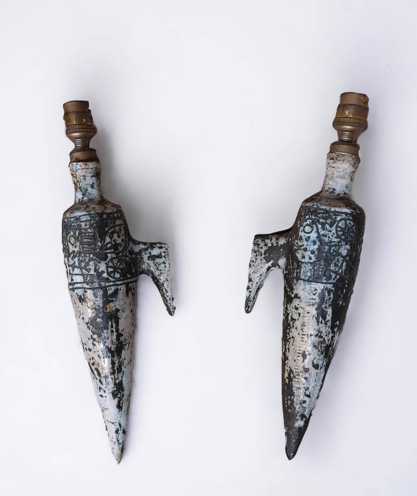 BLIN - 2 APPLIQUES EN CÉRAMIQUE: Jacques BLIN (1920-1995)Rare paire d'appliques en céramique de forme amphores à décor incisé.H : 36 cm * Vendu sur désignation