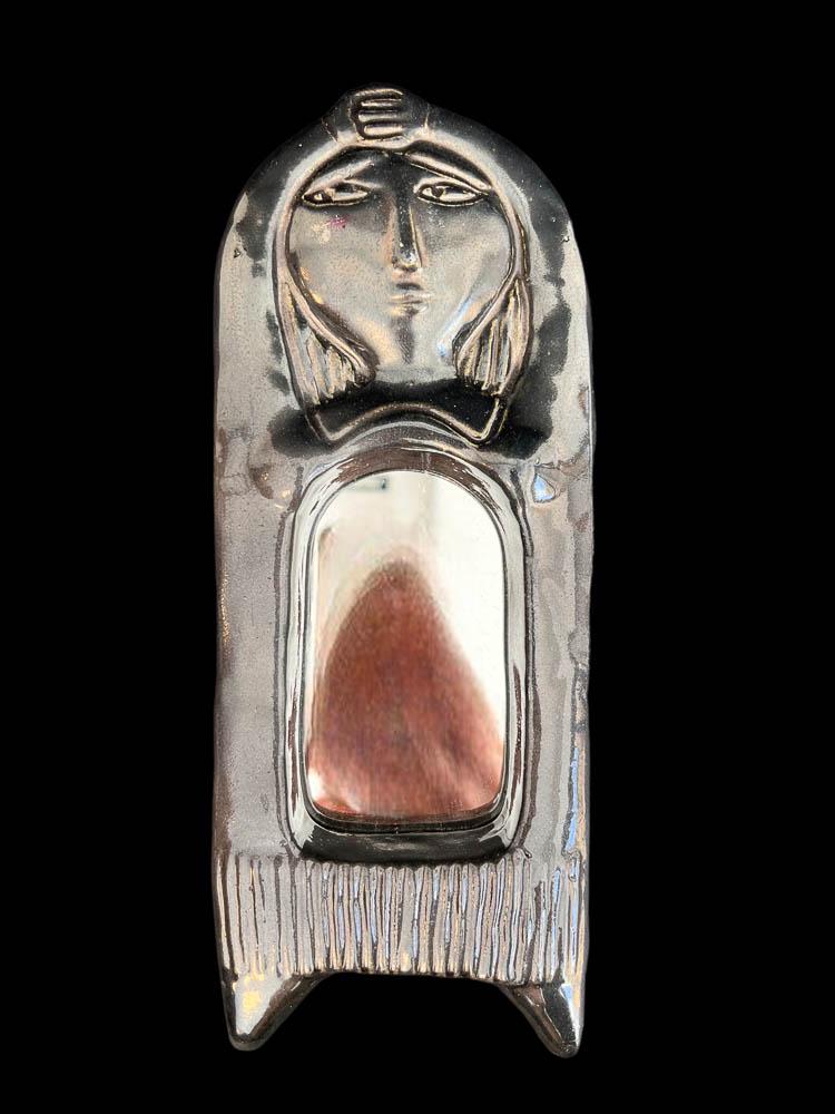 ACCOLAY - MIROIR EN CÉRAMIQUE VERNISSÉE: ACCOLAYPetit miroir en céramique vernissée noir lustré figurant une femme les bras levésSigné au dos22 x 8,5 cm