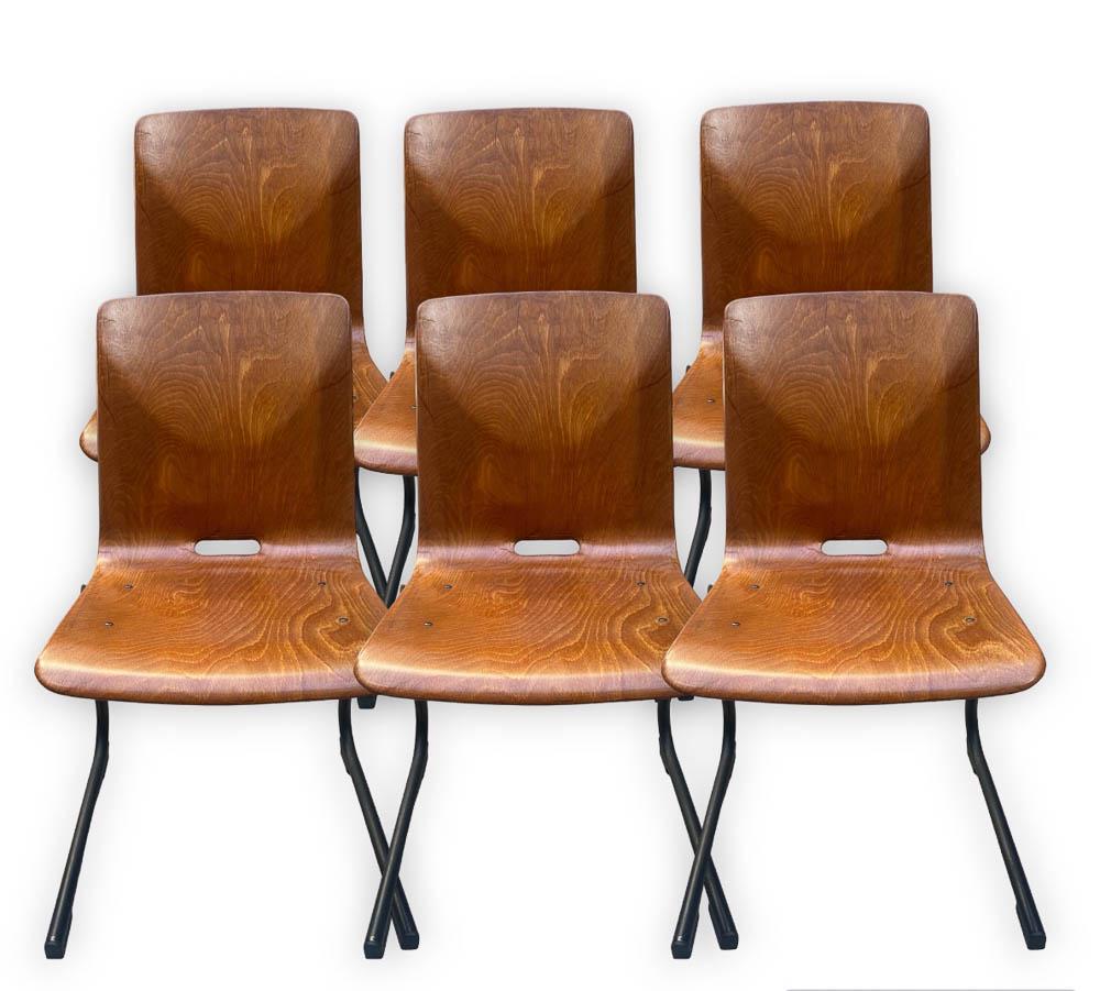 PAGHOLZ - 6 CHAISES EMPILABLES: PAGHOLZ - Edition Galvanitas Ensemble de six chaises empilables en peuplier et métal noir. Estampillé et numéroté 800539 - Vers 1960-1970.80 x 45 x 40 cm* Vendu sur désig