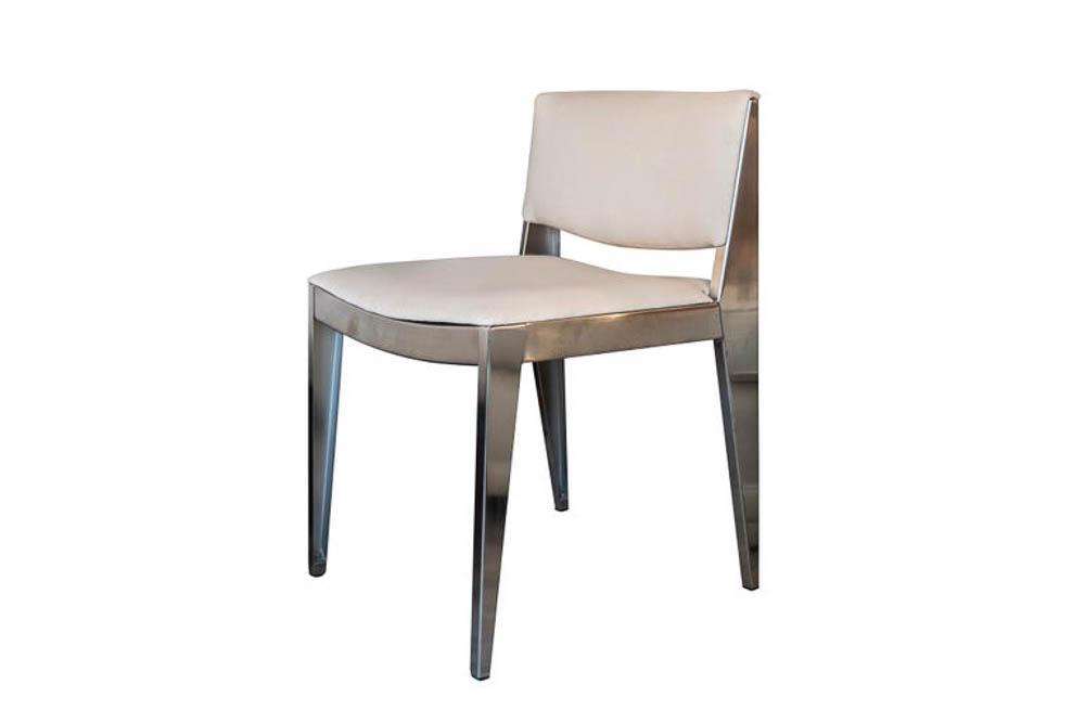 TRAVAIL FRANÇAIS DES ANNÉES 1960 - 4 CHAISES EN ACIER: Travail Français des années 1960Suite de quatre chaises en acier inoxydable garnies de tissu blanc50 x 50 x 76 cm*Vendu sur désignation