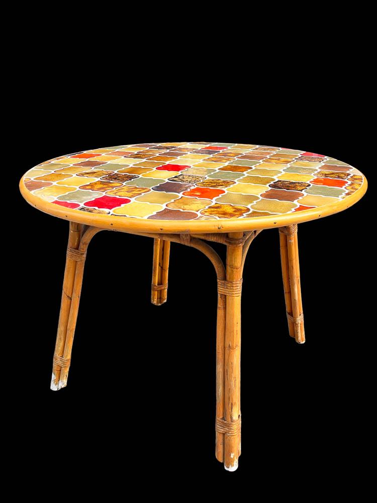 AUDOUX & MINET - TABLE ET 4 CHAISES ASSORTIES: Adrien AUDOUX & Frida MINET (XX)Ensemble comprenant une table circulaire en rotin à plateau garni de carreaux de céramique et quatre chaises assorties.75 x 98 cm (table)