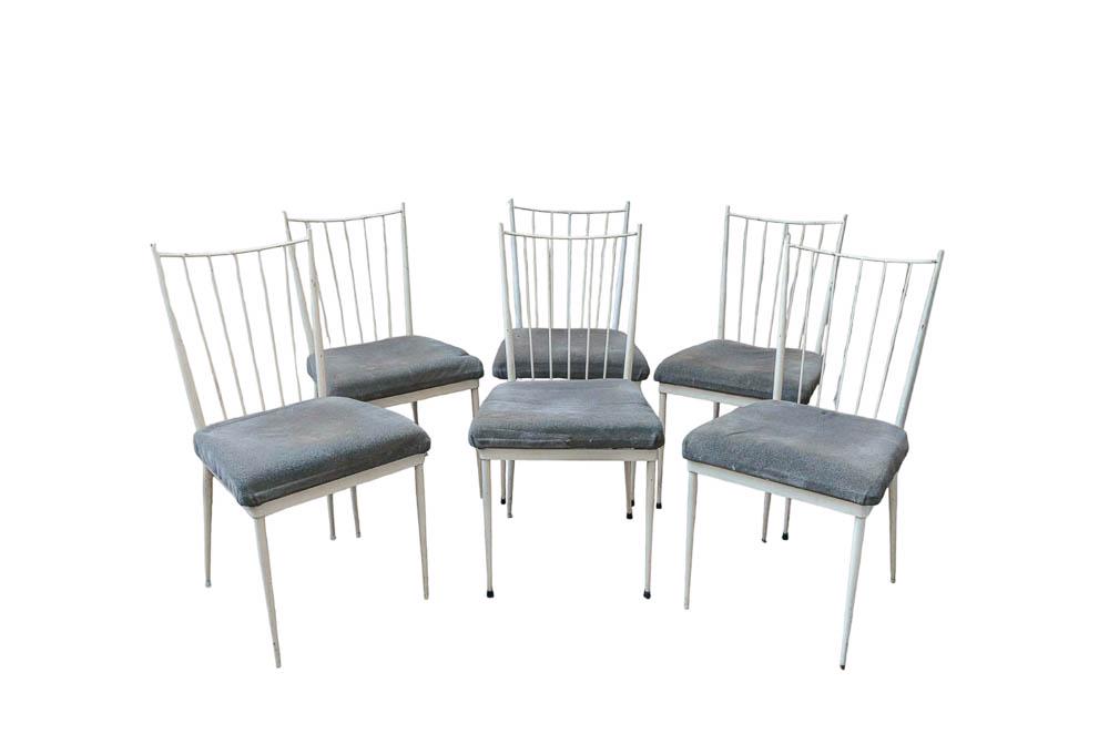 GUEDEN - 6 CHAISES EN MÉTAL LAQUÉ: Colette GUEDEN (1905-2000)Suite de six chaises en métal laqué blanc et assises garnies de peau grise. 49 x 92 x 45 cm *Vendu sur désignation