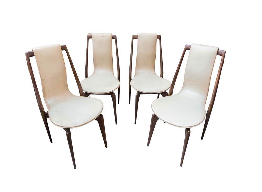 4 CHAISES À STRUCTURE EN BOIS: Suite de quatre chaises à structure en bois et garniture de cuir beige.Années 195044 x 48 x 91 cm *Vendu sur désignation