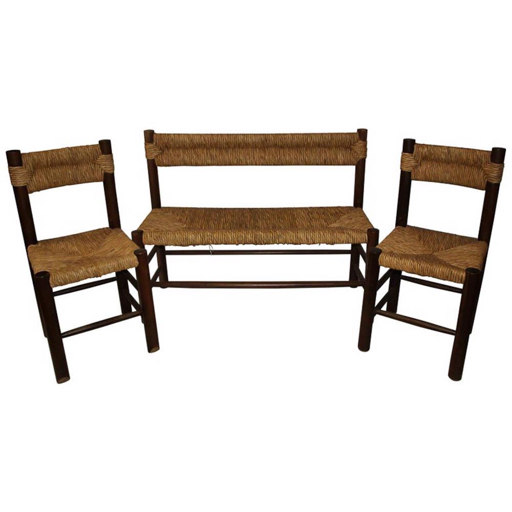 PERRIAND, DANS LE GOÛT DE - BANC ET 2 CHAISES EN BOIS ET PAILLE: Charlotte PERRIAND (1903-1999), dans le goût de Salon composé d'un banc et deux chaises en bois et paille41 x 108 x 86 cm*Vendu sur désignation