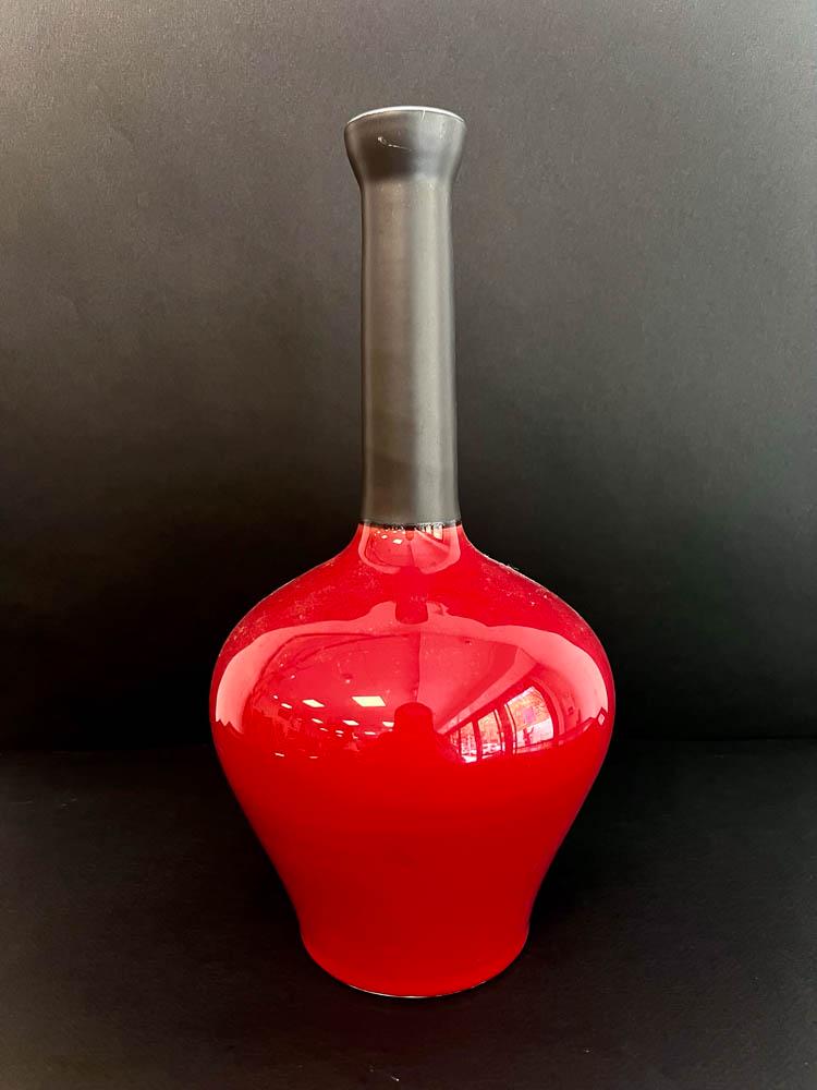 BAUD - VASE EN CÉRAMIQUE: André BAUD (1903-1986)Vase en céramique noir et rougeSigné dessousH : 28 cm