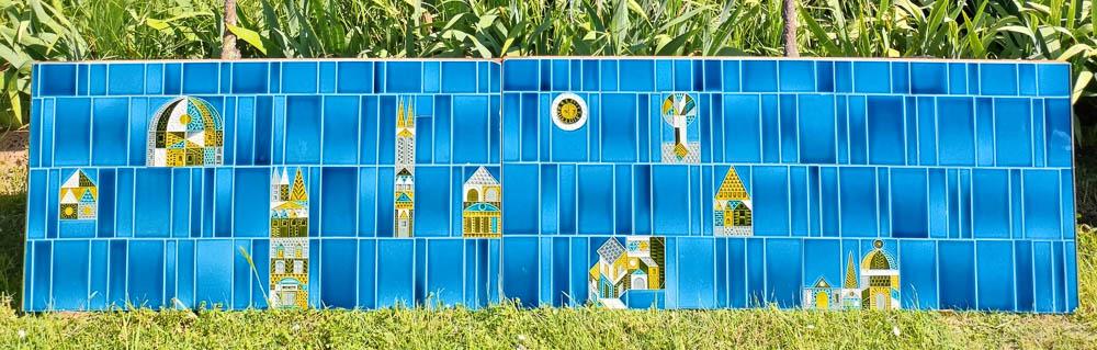 CAPRON - VILLAGE: Roger CAPRON (1922-2006)VillageComposition en carreaux de cÃ©ramique disposÃ©s sur deux panneaux en boisPremier panneau : 123 x 226 x 52 cmSecond panneau : 103 x 226 x 52 cm(Eclats et lÃ©gers ma