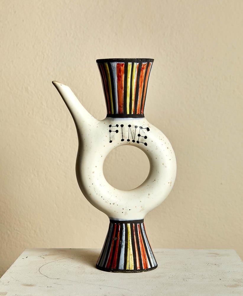 CAPRON - VERSEUSE EN CÉRAMIQUE: Roger CAPRON (1922-2006) Verseuse en céramique à décor polychrome dit "pyjamas". Signé sous la base. 33 x 20 x 9 cm * Vendu sur désignation