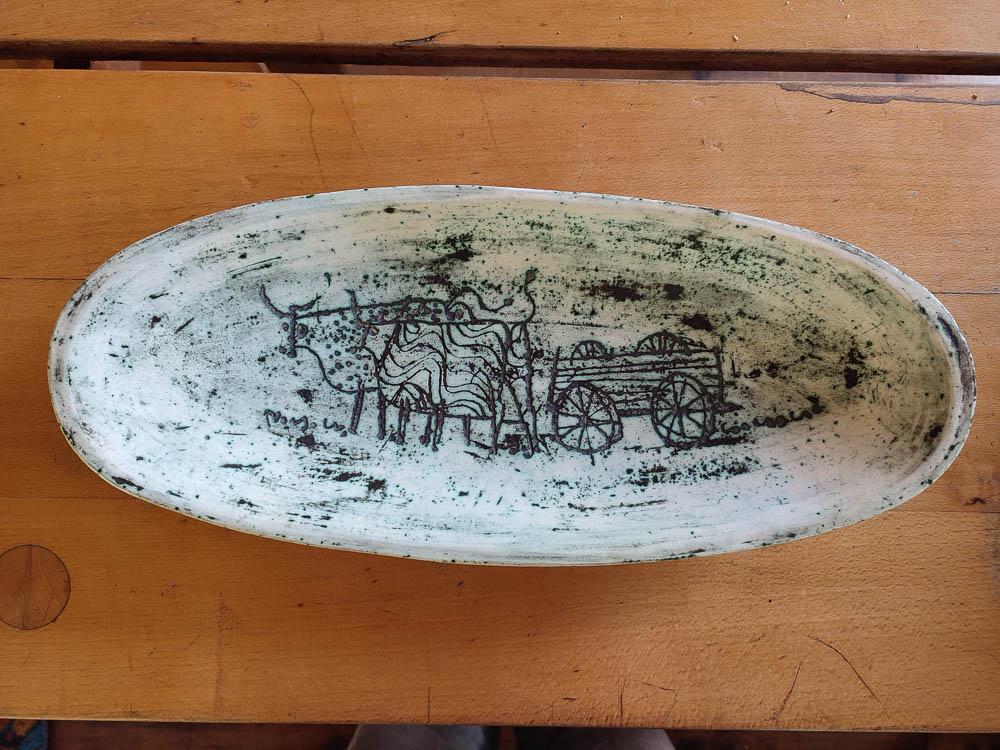 BLIN - COUPE PIROGUE: Jacques BLIN (1920-1995) Grande coupe pirogue en faïence à décor scarifié représentant une charrue. Signé 47 x 20 cm * Vendu sur désignation