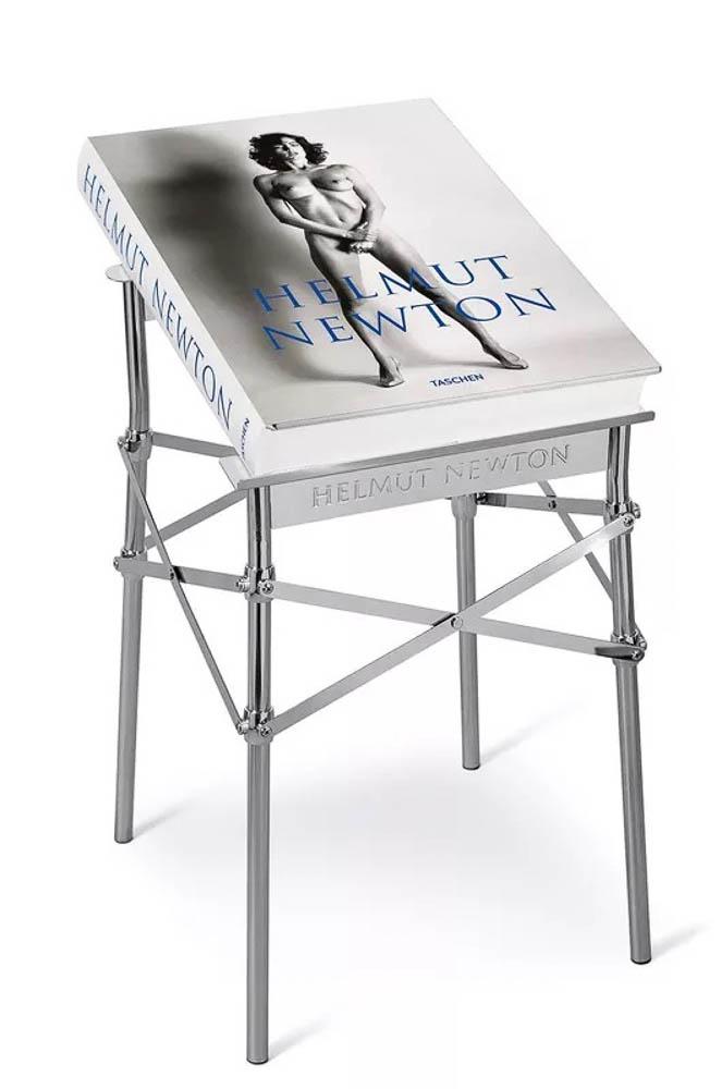 NEWTON - SUMO: Helmut NEWTON (1920-2004) SUMO, 1999. Livre broché, couverture en toile et jaquette illustrée. Tablette conçue par Philippe Starck. Ouvrage SUMO présentant plus de 400 photographie