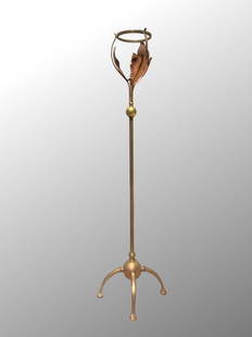 BENSON - LAMPADAIRE: William Arthur Smith BENSON (1854-1924) Lampadaire quadripode en laiton à motif de feuillages et à fût cannelé H : 126 cm